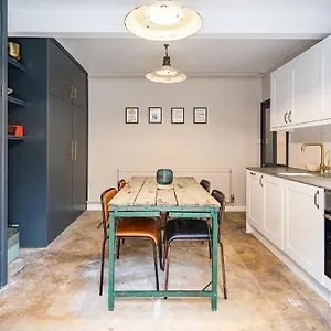 stunning-basement-flat-in-central-location.tophotelsbath.com/
